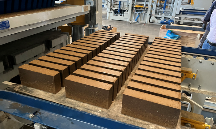 ZN1500 पूर्ण रूपमा स्वचालित ईंट बनाउने मेसिनले पूर्वी चीन ग्राहकलाई स्लज स्रोतको उपयोगमा सशक्त बनाउँछ